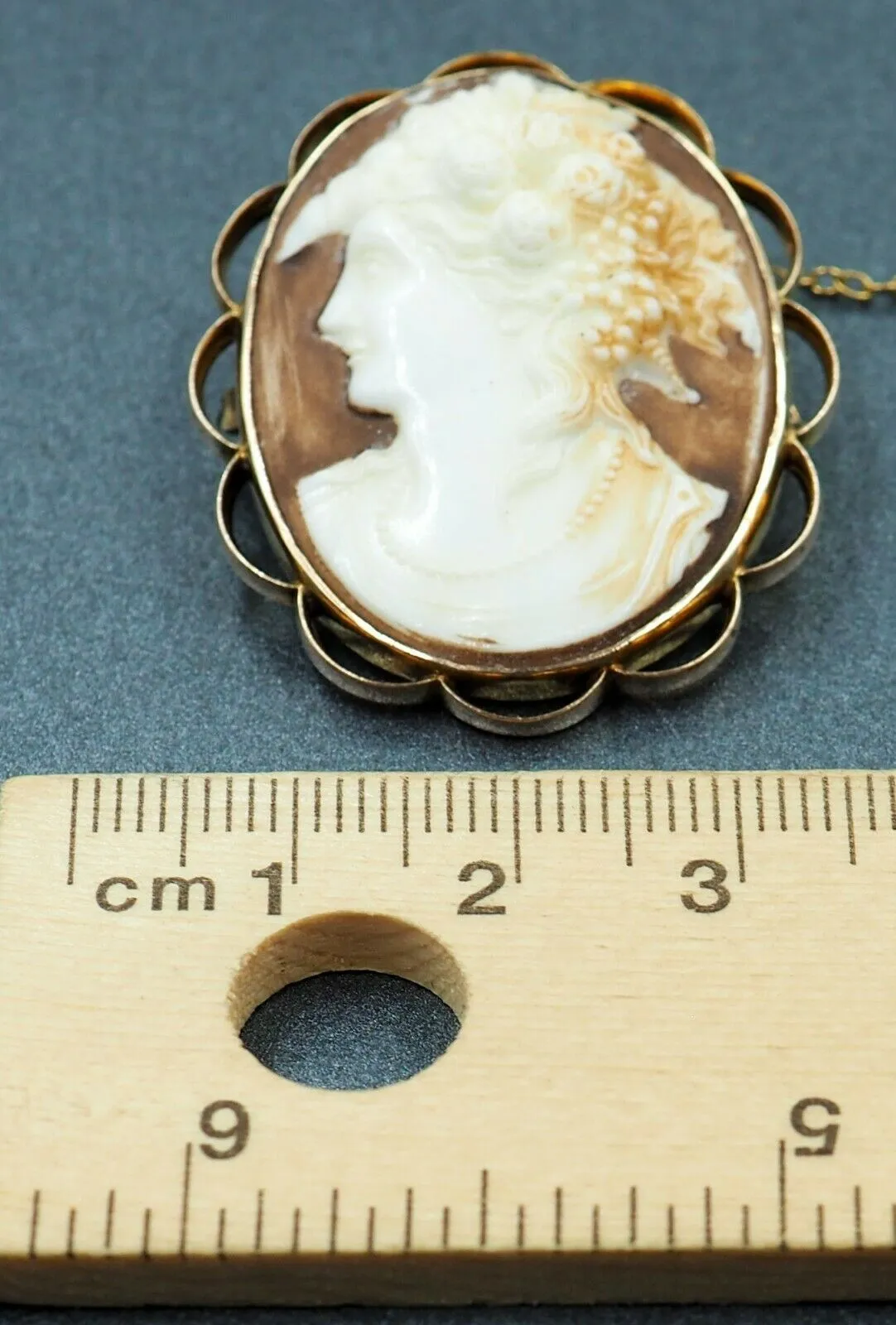 9ct Yellow Gold Plastic Cameo Brooch