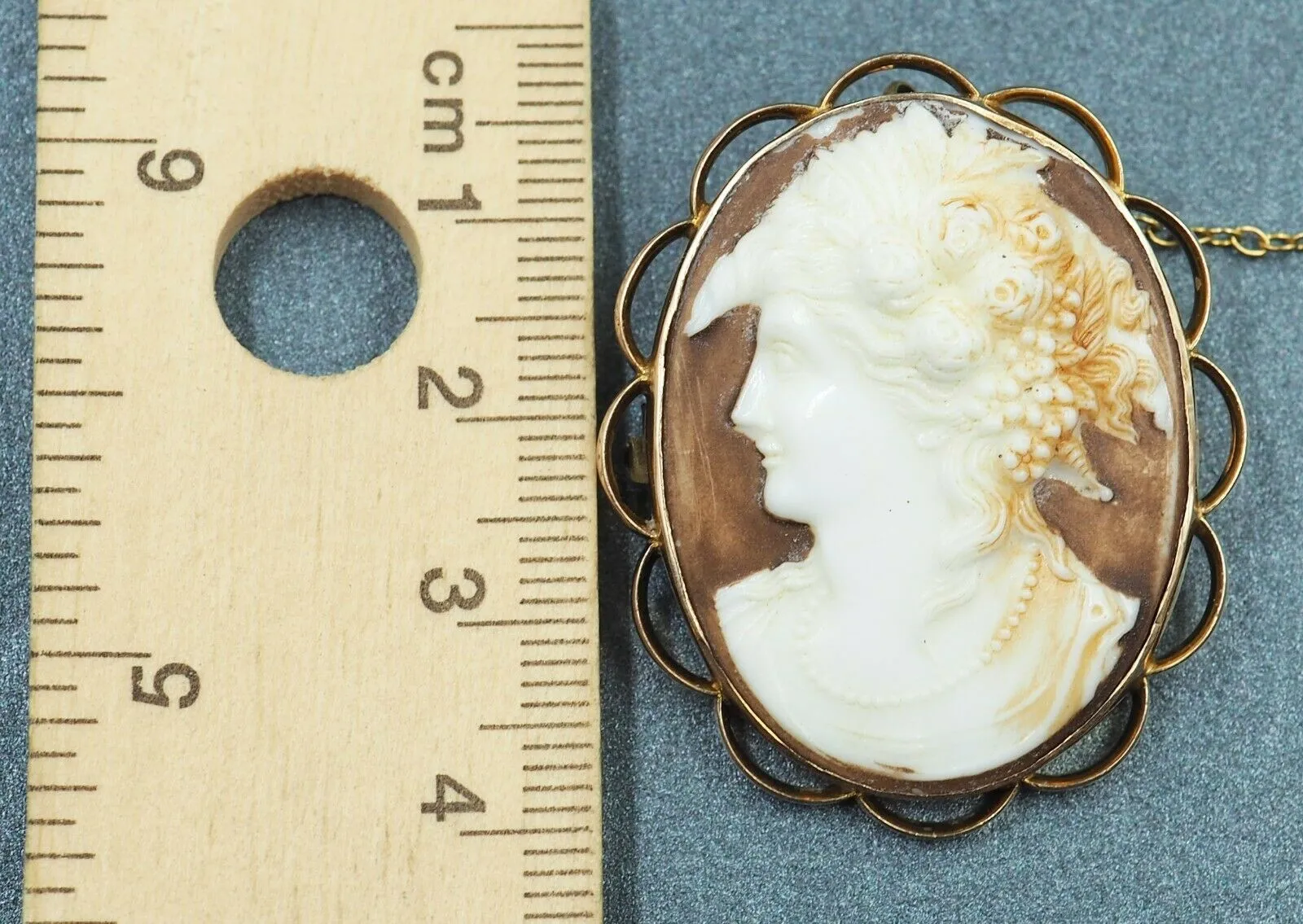 9ct Yellow Gold Plastic Cameo Brooch