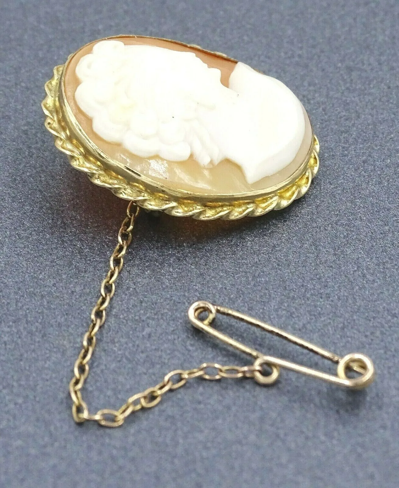 Shell Cameo 9ct Yellow Gold Brooch with Safety Chain