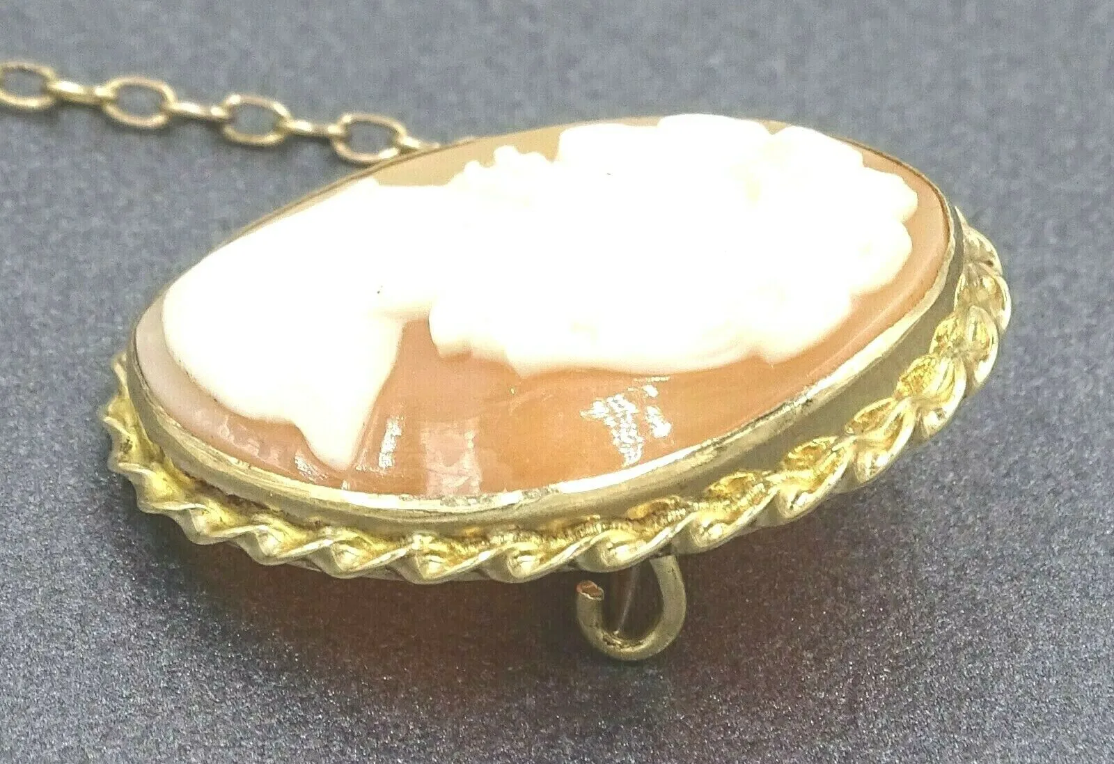 Shell Cameo 9ct Yellow Gold Brooch with Safety Chain