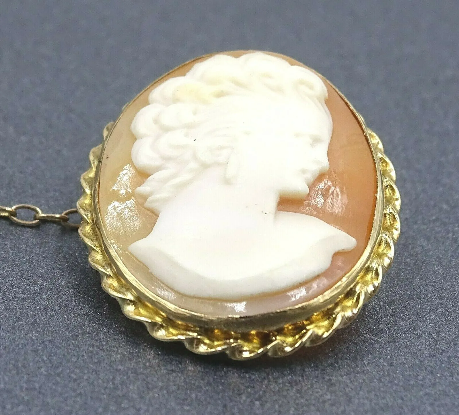 Shell Cameo 9ct Yellow Gold Brooch with Safety Chain