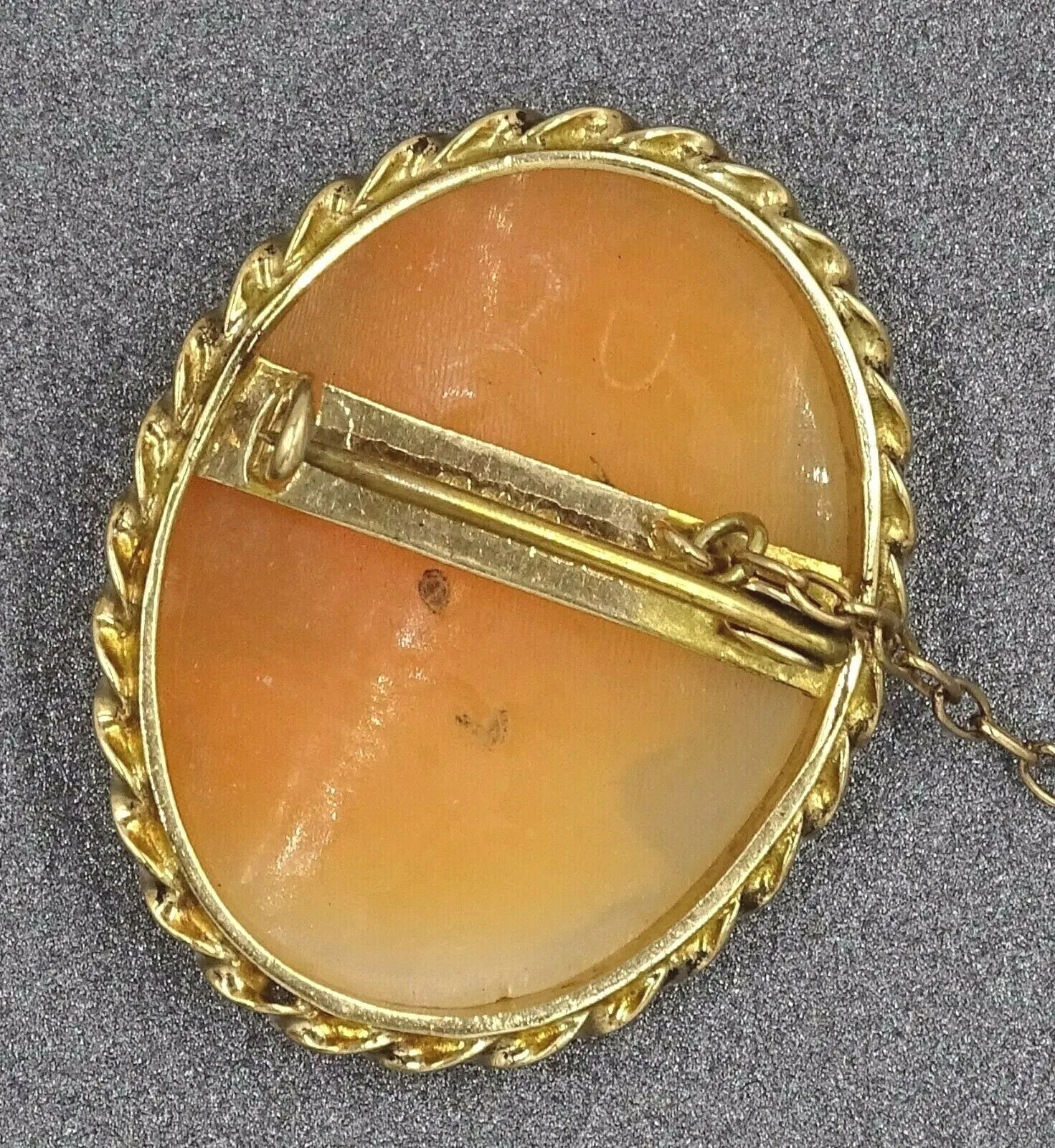 Shell Cameo 9ct Yellow Gold Brooch with Safety Chain