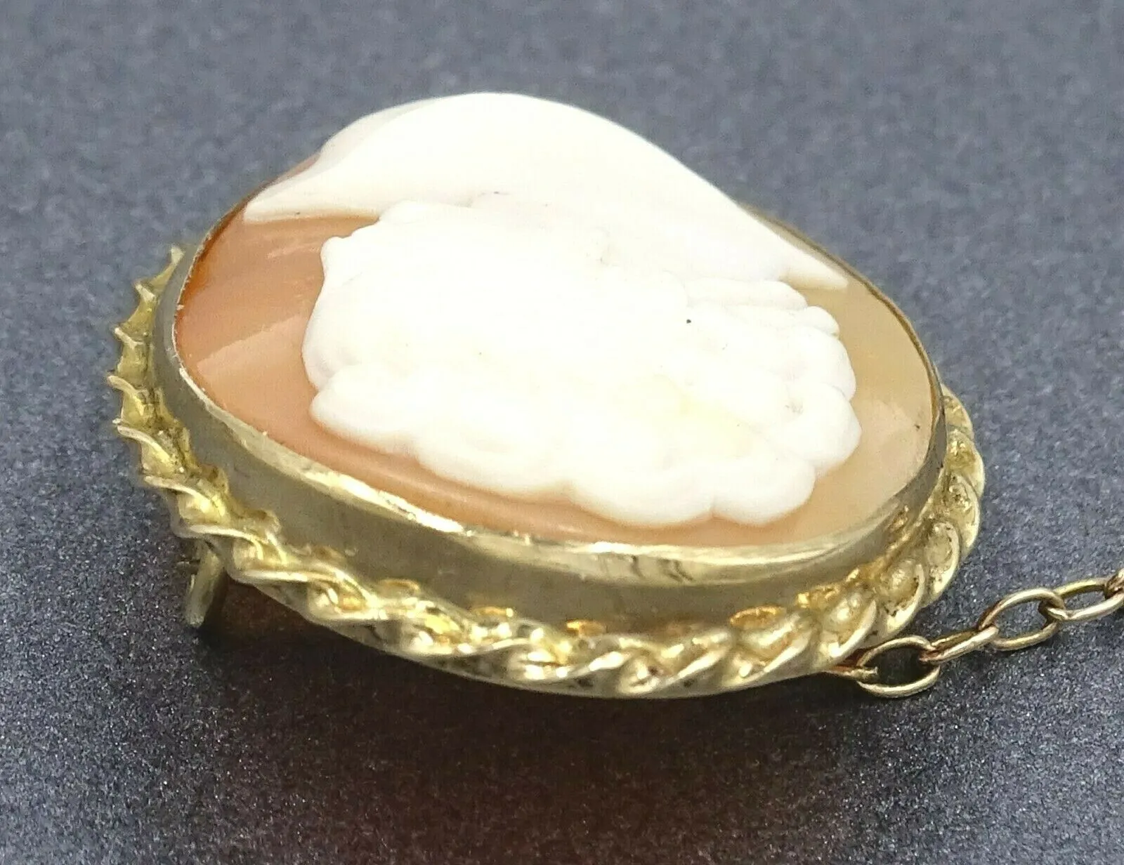 Shell Cameo 9ct Yellow Gold Brooch with Safety Chain