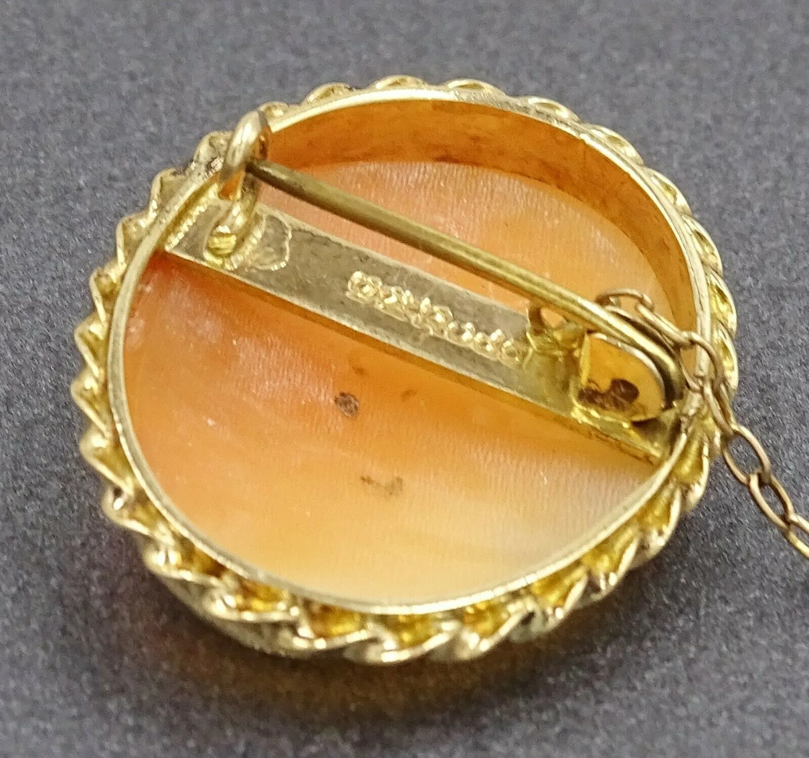 Shell Cameo 9ct Yellow Gold Brooch with Safety Chain