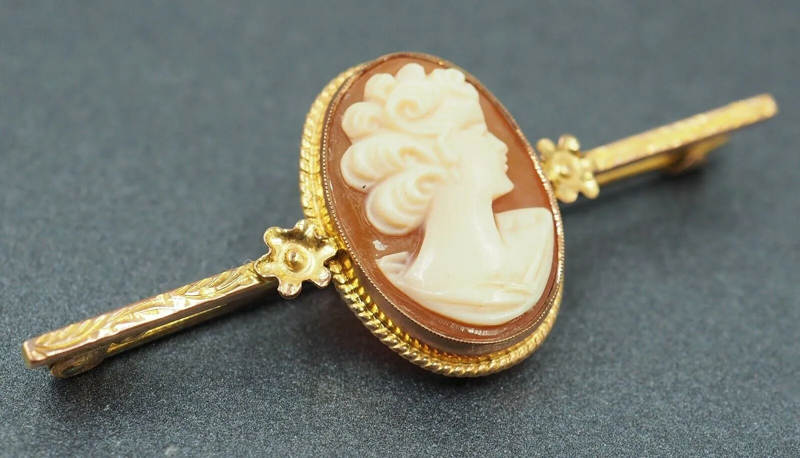 Vintage Shell Cameo 9ct Yellow Gold Bar Brooch