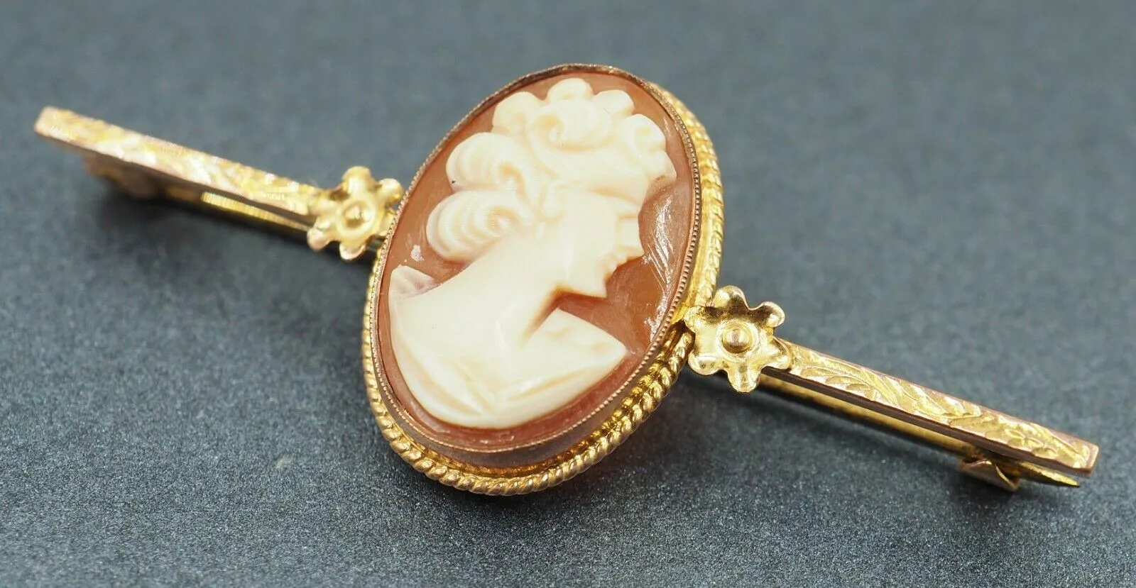 Vintage Shell Cameo 9ct Yellow Gold Bar Brooch